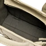 Bolso tote pequeño Marc Jacobs confeccionado en tejido jacquard negro con detalles en color crema. Presenta el logo de la marca estampado en el frente, cierre superior con cremallera, asas superiores y correa ajustable y extraíble para llevar al hombro o cruzado.