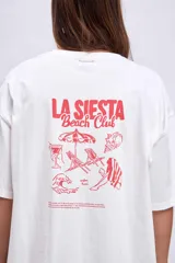 Remera blanca de corte recto con estampado de motivos playeros.