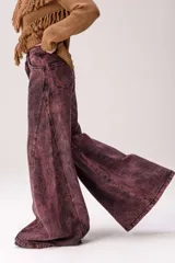 Pantalón wide leg de jean en tono azul, con diseño bicolor que combina paneles laterales en color blanco, bolsillos traseros appliqués y detalles de etiqueta de cuero con la marca.