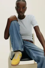 Zapatillas deportivas amarillas con detalles en azul y blanco.