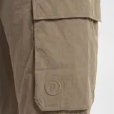 Pantalón cargo de nylon color verde oliva, con cintura elástica ajustable, bolsillos laterales con solapa y puños elásticos en los tobillos. Presenta un pequeño logo estampado en uno de los bolsillos laterales.