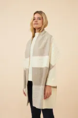 Chal unisex de lana fina sin teñir, realizado con retazos de telas diseñadas exclusivamente por Don Baez.