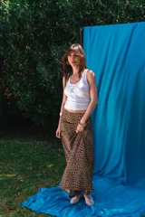 Pollera larga de viscosa con estampado animal print tipo leopardo, de tiro alto y corte recto.