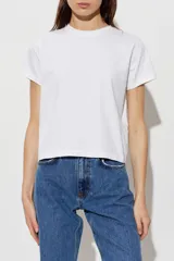 Remera blanca de algodón con corte boxy, ligeramente oversize, de líneas rectas y mangas cortas, con cuello redondo acanalado.