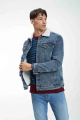 Campera de jean celeste unisex forrada en corderito blanco. Mangas forradas con nylon capitoneado.