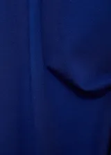 Vestido midi de punto fino en color azul eléctrico, con cuello perkins y manga larga. Presenta un diseño entallado que se ajusta a la silueta.