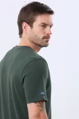 Remera lisa de manga corta y cuello redondo, color gris oscuro, de calce cómodo con pequeño logo bordado en el pecho.