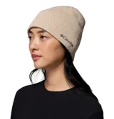 Gorro tipo beanie de tejido acanalado en color beige, con forro térmico reflectante y logo de la marca bordado en la parte inferior.