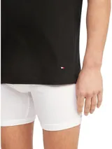 Pack de tres remeras de cuello en V, confeccionadas en algodón suave. Presentan un diseño clásico de manga corta con el logo de la marca bordado en el ruedo inferior.