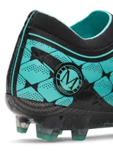 Championes de fútbol Under Armour Magnetico Elite, color negro con detalles en verde agua. Presentan tecnología UA Clone para un ajuste personalizado, impresión 3D para mayor control y zona de golpeo de silicona. Cuentan con cuello de punto tipo calcetín y suela ligera con tacos mixtos para superficies naturales firmes.