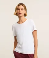 Remera deportiva de manga corta y cuello redondo, confeccionada en tejido texturizado con detalle reflectante y pliegue en la espalda, de la marca Get Over.