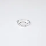 Anillo de plata 925 con diseño calado circular.