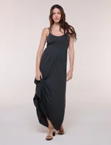 Vestido maxi de modal con estampado de rayas horizontales, escote redondo y tirantes finos. Presenta un corte debajo del busto con fruncido y una falda fluida con abertura lateral.