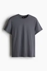 Remera de manga corta gris oscuro con cuello redondo y corte estándar, confeccionada en tejido de punto liviano con tecnología COOLMAX.