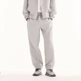 Pantalón deportivo New Balance de hombre, modelo Trackside, color gris con cintura elástica, puños ajustados en los tobillos y pequeño logo bordado en la pierna izquierda.