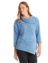 Buzo de tejido soft labrado con diseño floral, cuello volcado con detalle de botones en la solapa, mangas tres cuartos con hombros caídos y ruedo asimétrico en punta.