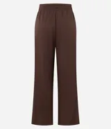 Pantalón de mujer color marrón oscuro, de corte recto y tiro alto, confeccionado en modal con poliéster y elastano. Presenta cintura elástica y un detalle de franja contrastante en las mangas de la chaqueta a juego.