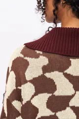 Buzo de tejido de punto con diseño estampado geométrico retro, cuello tipo polo con cierre frontal de botones y mangas largas con puños acanalados en color bordó.