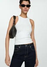 Pantalón jeans de tiro alto con diseño acampanado, confeccionado en tejido de algodón con un ligero toque de elastano. Presenta un lavado oscuro tipo rinse, cierre frontal con cremallera y botón, y cuenta con cinco bolsillos.