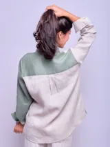 Camisa de lino combinada en dos tonos de beige, de corte suelto y manga larga.