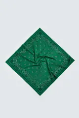 Bandana cuadrada de algodón con estampado paisley en tonos verdes.