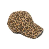 Gorra tipo baseball con estampado de leopardo y detalles desgastados en la visera.