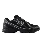 Championes urbanos New Balance modelo 740, color negro con detalles plateados. Presentan una parte superior de malla transpirable con superposiciones sintéticas, logo N lateral en TPU y entresuela con tecnología ABZORB para mayor amortiguación.