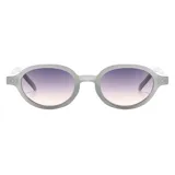 Lentes de sol con armazón ovalado slim de color gris translúcido y cristales con degradé en tonos violeta y rosado.