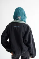 Balaclava de tejido de punto acanalado con diseño envolvente y logo bordado a contratono.