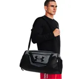 Bolso Under Armour unisex, modelo Undeniable 5.0, color gris con detalles en negro y amarillo. Cuenta con tecnología UA Storm repelente al agua, paneles inferiores y laterales resistentes, bolsillo ventilado para ropa o calzado, bolsillos interiores para organización, bolsillo frontal con cierre, doble bolsillo para botella de agua y correa ajustable para el hombro.