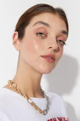 Collar de cadena gruesa con eslabones grandes, mitad dorados y mitad plateados.