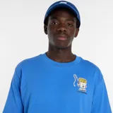 Remera de algodón New Balance, color azul, con cuello redondo, mangas cortas y estampa gráfica pequeña en el pecho que representa una caja de papas fritas.