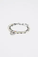 Pulsera multicapa de metal plateado con perlas, cuentas de vidrio multicolores y un dije colgante en forma de corazón con detalles esmaltados.