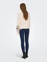 Sweater tejido de color beige con cuello redondo, mangas largas y detalles de bordado floral en negro.