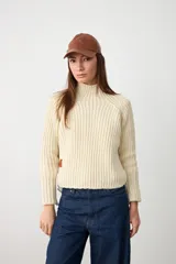 Gorra con visera confeccionada en cuero color tostado, con diseño clásico de seis paneles y cierre ajustable en la parte posterior.