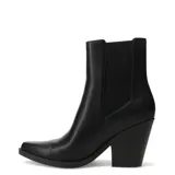 Botas tipo chelsea de caña media, color marfil, con punta fina y taco cuadrado de madera. Presentan paneles laterales elásticos al tono.