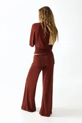 Pantalón en punto fino suave con piernas amplias. Cintura ancha con costuras laterales fruncidas para crear un efecto drapeado, color marrón rojizo.