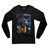 Remera de manga larga color negro, con estampado gráfico frontal que muestra un perro junto a una cabina telefónica y el texto 'marcamos juntos'.
