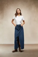 Falda larga de denim color marrón chocolate, tiro alto, con lazo de ajuste en la cintura y abertura frontal pronunciada.