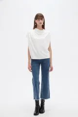 Top blanco de viscosa, de corte holgado, mangas cortas y cuello buche con drapeado.