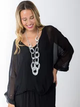 Blusa color gris claro de seda italiana, talle único oversized, con forro elastizado, mangas 3/4 y escote en V.