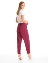 Pantalon de corte relajado color beige, con cintura plana en el frente y elástica en la parte posterior. Presenta pierna de corte recto, bolsillos laterales diagonales y bolsillos traseros simulados.