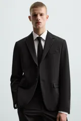 Blazer slim fit de tejido con viscosa, con cuello de solapas de muesca, manga larga con botones en puños, bolsillos de vivo en pecho y de solapa en cadera, bolsillo interior y aberturas en la espalda.