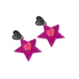Par de aros colgantes con forma de estrella rosa con glitter y corazón rojo en el centro. Cuentan con un dije superior en forma de corazón celeste.