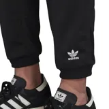 Pantalón de jogging negro con cintura elástica ajustable con cordón, bolsillos laterales y logo de Adidas bordado en la pierna izquierda.