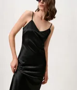 Vestido slip midi satinado color negro, con escote en V, breteles finos regulables y caída fluida.