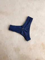 Parte inferior de bikini colaless color verde militar brillante, con escote en V pronunciado en la parte delantera y elástico en la cintura.