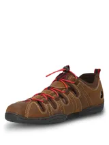 Sandalia deportiva cerrada de cuero marrón con aberturas laterales, sistema de ajuste rápido con cordón elástico rojo y suela de goma negra.