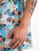 Short de baño con estampado de chicas pin-up, palmeras y puestas de sol. Cuenta con cintura elástica ajustable, bolsillo trasero con cierre y suspensor de malla fina hipoalergénico.