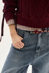 Jean de mujer, color azul medio lavado, tiro alto y corte ancho (wide leg).